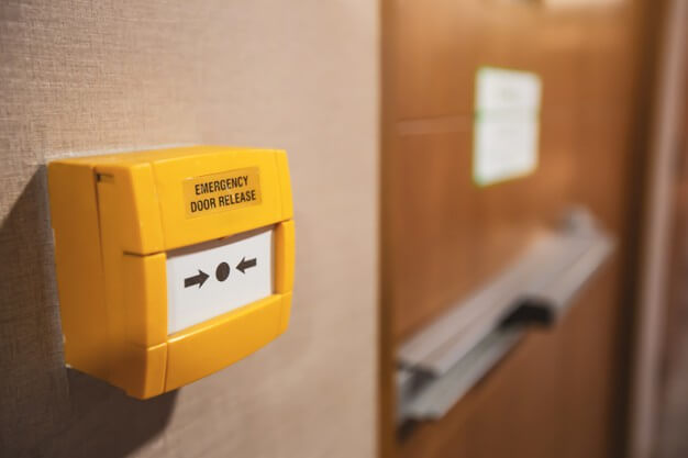 Un sistema de alarma que previene el uso no autorizado de las salidas de  emergencia y puertas cortafuegos • CASADOMO