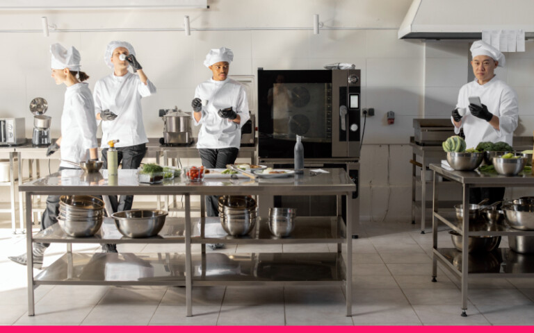 Trabajadores y chefs en una cocina industrial. 