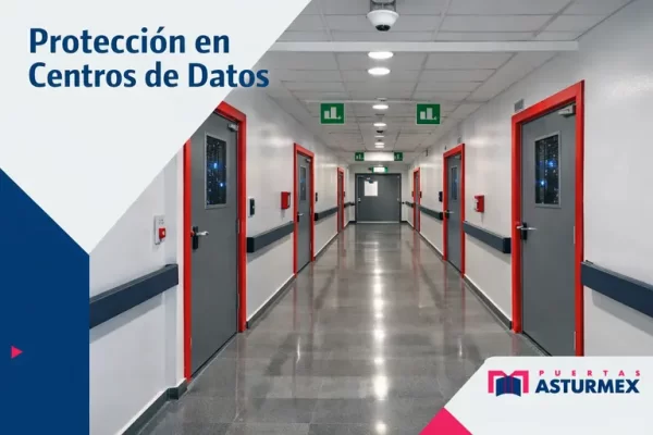 Corredor interior de un data center con puerta cortafuego al fondo, protección contra incendios en centros de datos