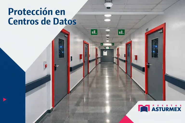Corredor interior de un data center con puerta cortafuego al fondo, protección contra incendios en centros de datos